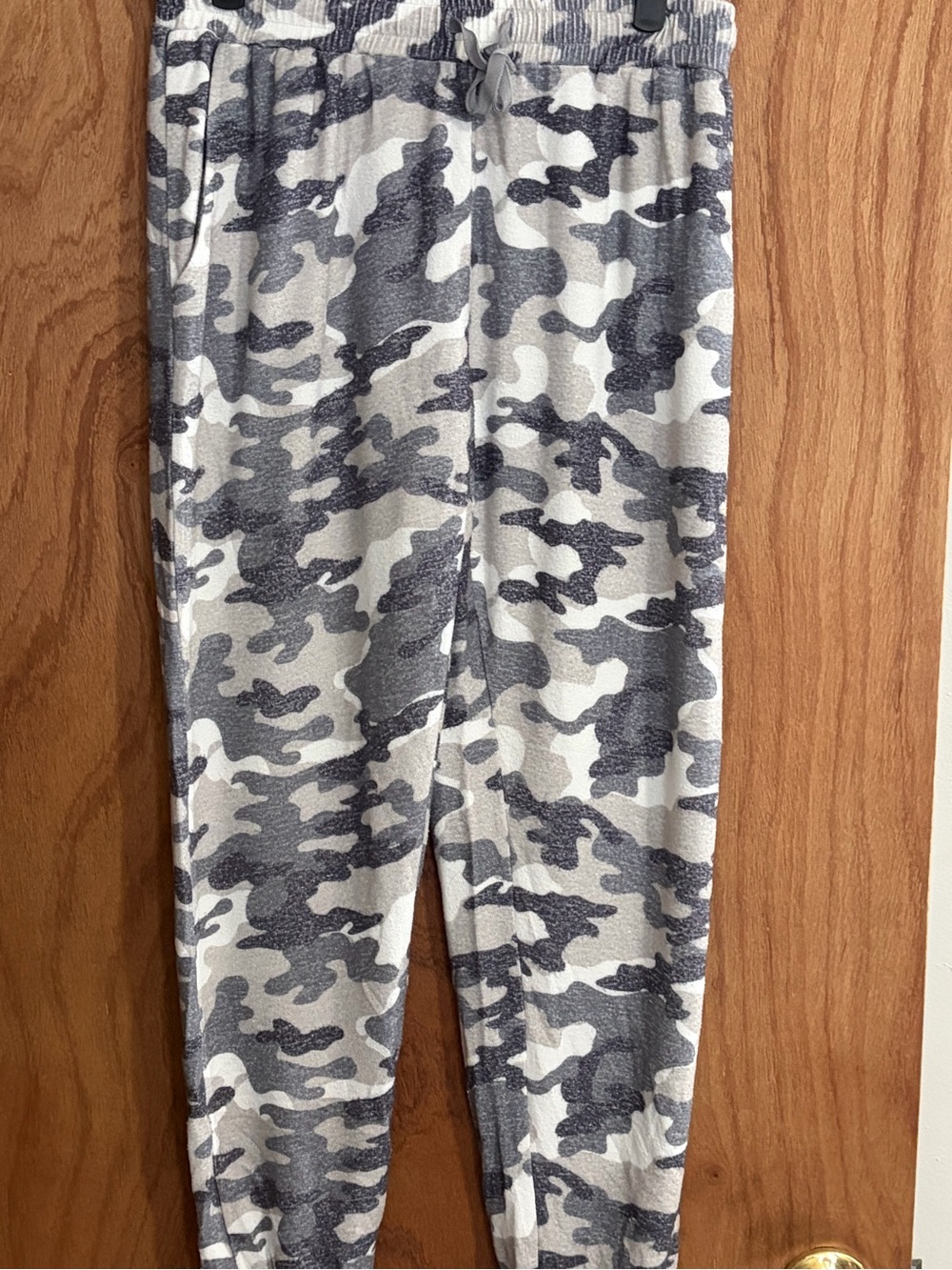ZYIA Women’s Gray & White Camo Jogger Pants